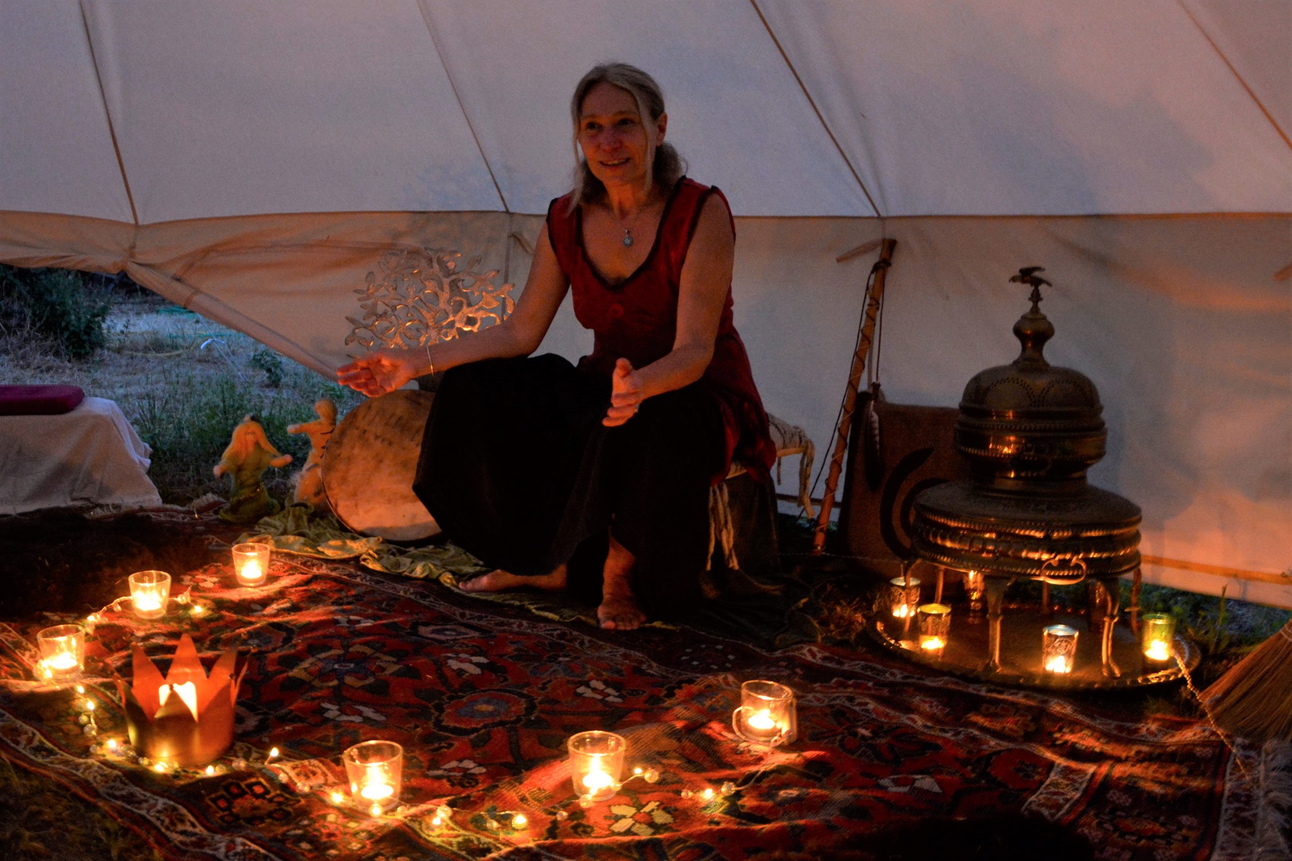 Märchen- und Geschichtenerzählerin Sarah Schmidt erzählt im Märchenrundzelt