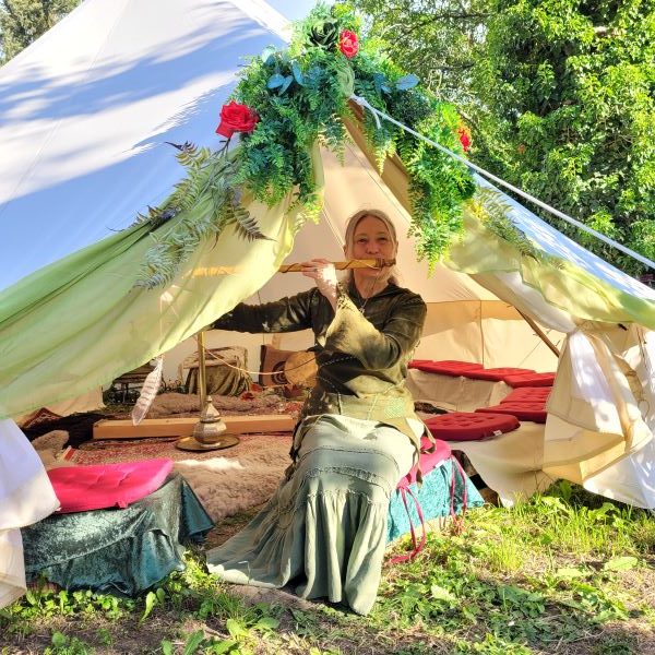 Märchen- und Geschichtenerzählerin Sarah Schmidt erzählt im Märchenrundzelt in Speyer am Rhein