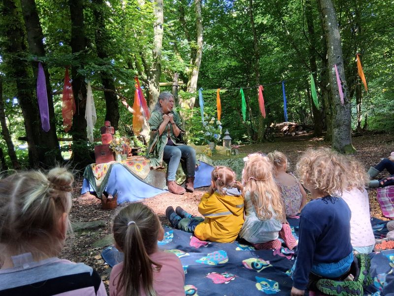 Sarah Schmidt erzählt Märchen für Kinder und Erwachsene, Drinnen und Draußen in der Natur