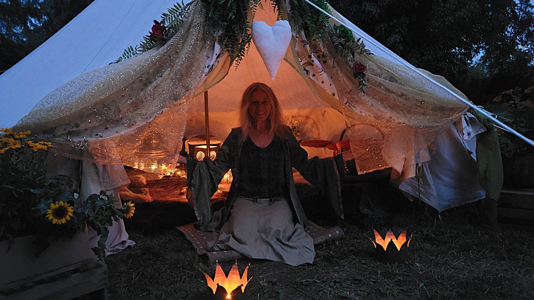 Märchenerzählerin Sarah schmidt erzählt abends im Märchenzelt