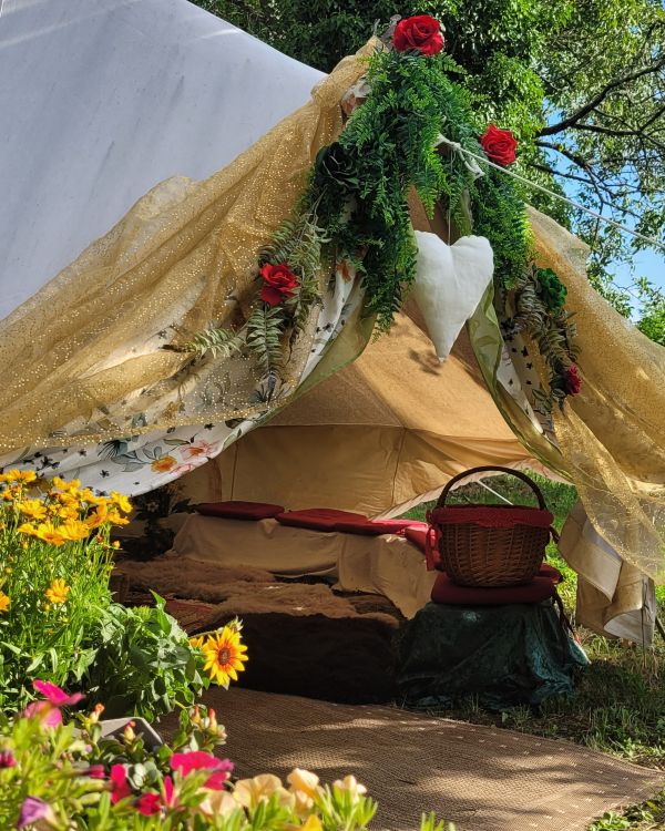 Märchenhaftes Ambiente im verwunschenen Garten