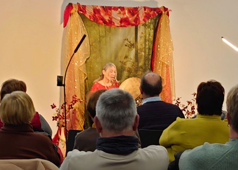 Märchen- und Geschichtenerzählerin Sarah Schmidt erzählt in der Stadtbibliothek Sinsheim