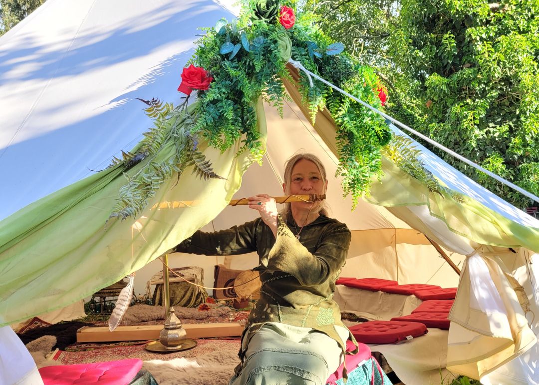 Erzählkünstlerin Sarah Schmidt in ihrem Märchenzelt in Speyer