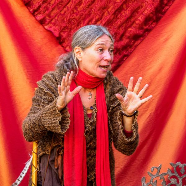 Lerne die Mündliche Erzählkunst mit Märchen- und Geschichtenerzählerin Sarah Schmidt