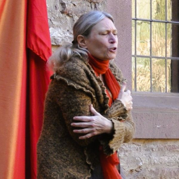 Verkörperte Eruzählkunst mit Geschichtenerzählerin Sarah Schmidt