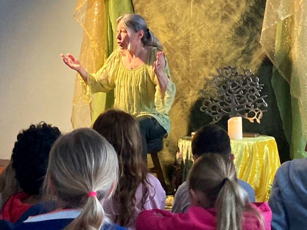 Märchen- und Geschichtenerzählerin Sarah Schmidt erzählt Kindern in Kita und Schule