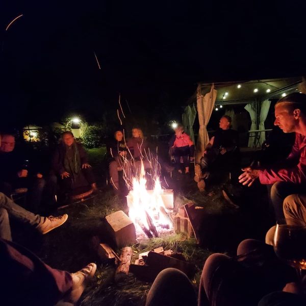 Märchenbetrachtung am Feuer